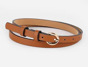 Schmaler brauner Damen Ledergürtel mit goldener runder Dornschließe, modisches Accessoire.