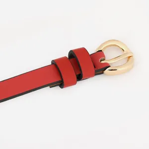 Damen roter schmaler Ledergürtel mit goldener Dornschließe, minimalistisches Accessoire.