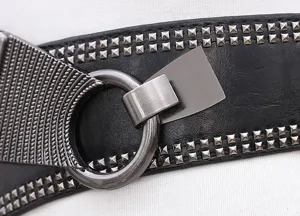 Detailansicht des breiten schwarzen Punk Stretchgürtels mit auffälligen Nieten.