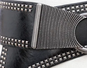 Punk Stil breiter Taillengürtel Detailaufnahme, schwarzes elastisches Material mit Nieten.