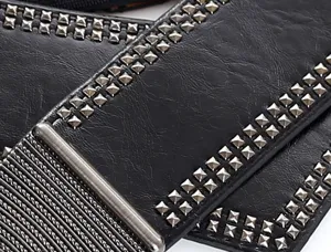 Punk-Stil breiter Taillengürtel Detail zeigt schwarze Ledertextur und Metallpyramiden.