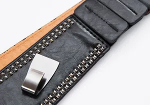 Nahaufnahme Detail von Damen Punk Stil nieten breite elastische Taillengürtel Metall.