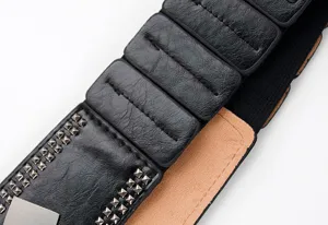 Nahaufnahme Detail des Punk Stil Damen breiten elastischen Taillengürtels mit Nieten.