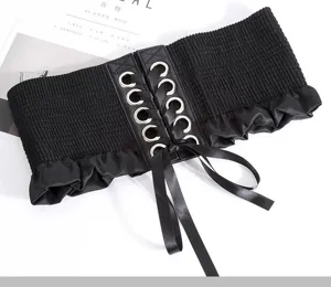 Cinturón de corsé elástico negro ancho con ojales metálicos y dobladillo con volantes.
