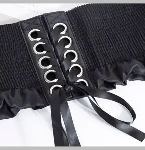 Cinturón de corsé elástico ancho para mujer con ojales metálicos y cordones en negro.