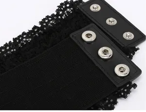 Nahaufnahme Detail des schwarzen Spitzen-Gürtels mit elastischem Band und Metalldruckknöpfen.