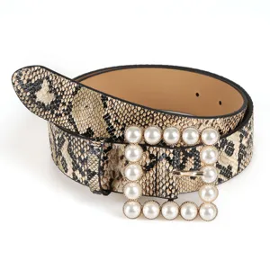Ceinture mode femme effet serpent avec boucle carree perlee elegante accessoire chic principal
