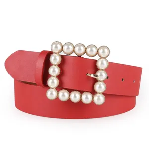 Ceinture femme mode rouge avec boucles carrees perles elegantes accessoire principal