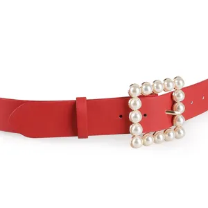 Élégante ceinture en cuir rouge pour femme avec boucle carrée de perles accessoire tendance.