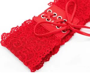 Rote spitze korsett gürtel detailansicht, elegante breite elastische taille nahaufnahme.