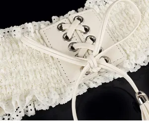 Detailansicht eines weißen Damen-Spitzen-Taillengürtels mit PU-Leder-Schnürfront.