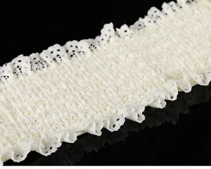 Nahaufnahme des elastischen Spitzenbundes in Off-White, feine geraffte Texturdetails.