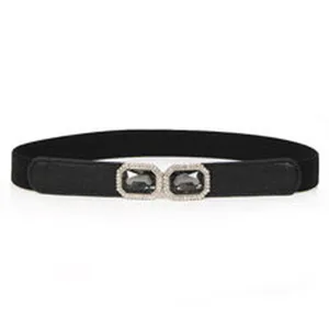 Détail ceinture élastique noire avec boucle double en strass étincelant pour robe.