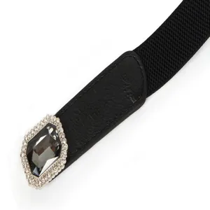 Détail de ceinture élastique noire, boucle de cristal rectangulaire en strass scintillants.