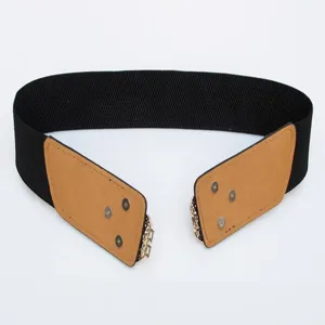 Gros plan sur la ceinture élastique pour femme avec bande noire et embouts marron.