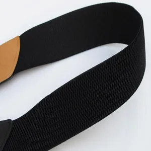 Gros plan détaillé de la sangle de ceinture élastique noire, montrant une texture tissée fine.