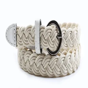 Primo piano della cintura intrecciata beige con fibbia metallica rotonda e dettaglio in pelle.