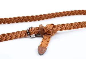 Dettaglio cintura intrecciata marrone con fibbia rotonda in metallo e finiture in ecopelle casual.