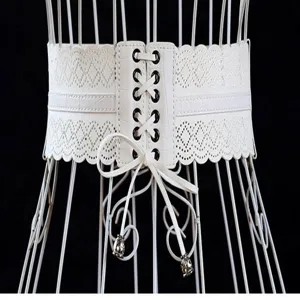 Cintura corset larga bianca da donna, fascia in pizzo traforato con nappe e occhielli.