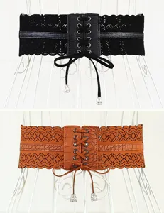 Primo piano dei dettagli della cintura corsetto da donna con lacetti e nappine eleganti.