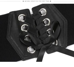 Dettaglio della cintura corsetto larga nera con occhielli metallici e lacci in raso.