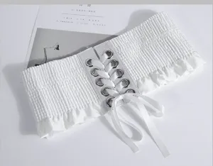 Cinturón de corsé elástico ancho blanco con cinta con cordones y dobladillo con volantes.