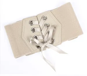 Primo piano dettagliato della cintura corsetto elastica larga con pannelli in pelle PU e nastro.