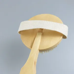 Houten badborstel met lange handgreep en natuurlijke haren voor zachte lichaamsscrub.