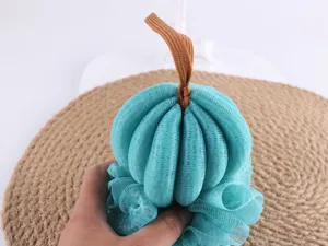 Vista detallada en primer plano de la esponja de baño de malla de calabaza azul con un lazo.