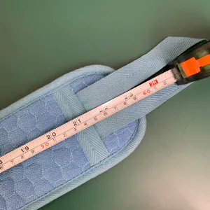 Exfolierende badrugstrap met gewatteerde textuur voor lichaamsreiniging onder de douche.