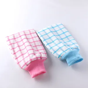 Detalle de guante de ducha exfoliante, guante de baño a cuadros doble capa cuerpo.
