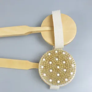 detail van de houten badborstel met natuurlijke haren en massage noppen voor de douche