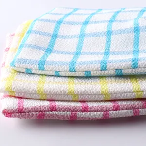 Primer plano detallado de toallas de ducha texturizadas de doble capa en azul, amarillo y rosa.