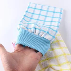 Vista detallada del guante de baño exfoliante de doble capa con tejido texturizado y puño.