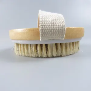 Ronde houten badborstel met natuurlijke haren en stoffen band voor zachte lichaamsexfoliatie spa.