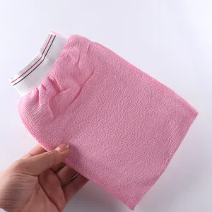 Vista detallada del guante de baño exfoliante rosa con textura de doble capa.