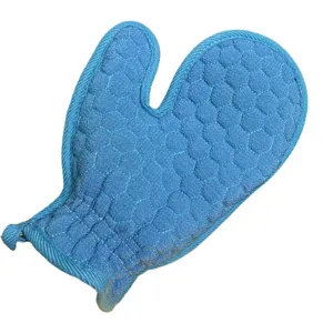 Blauwe scrub handschoen met honingraat textuur voor de dagelijkse diepe lichaamsreiniging.