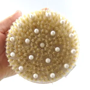 Houten badborstel met natuurlijke haren en massage nopjes voor lichaamsexfoliatie tijdens het douchen.