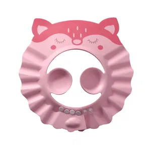 Vue détaillée du bonnet de douche rose pour bébé avec protection d'oreilles et boutons réglables.