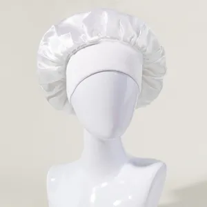 Weisse Satin Schlafmuetze Detailansicht, bequeme Haarpflegehaube fuer Damen Nachtwaesche.