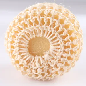 Detalle de esponja de baño de sisal natural, malla de fibra vegetal para exfoliación corporal suave.