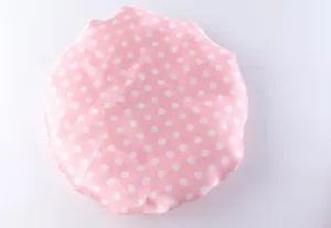 Cuffia doccia impermeabile a pois rosa, vista dettagliata per la cura dei capelli a casa.