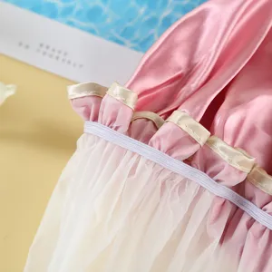 Detailansicht der rosa Satin-Netz-Duschhaube mit elastischem Rüschenrand für den Haarschutz.