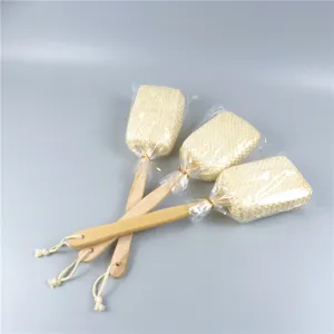 Close-up detail of the long wooden handle sisal bath brush, perfect for back scrubbing and exfoliating.
