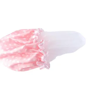 Cuffia doccia rosa a pois con fodera impermeabile e bordo elasticizzato per la cura dei capelli.