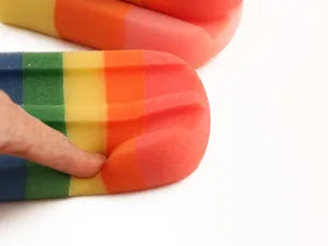 Gedetailleerde close-up van de kleurrijke regenboog ijsjesspons met een zachte textuur.