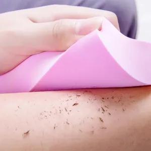 Roze PVA badspons detailweergave toont huidexfoliatie en haarverwijdering bij dagelijks gebruik.