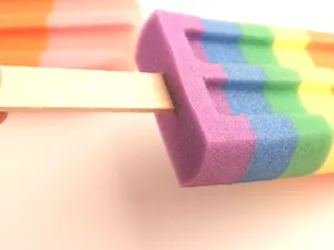 Kleurrijke ijsjesspons doucheborstel met houten handvat voor zachte lichaamsreiniging.