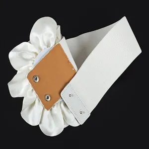 Ceinture élastique large blanche avec grande fleur en tissu et fermeture à pression détail.