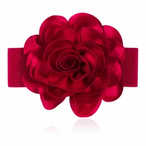 Gros plan détaillé de la ceinture large élastique à fleur en tissu rouge, accessoire.